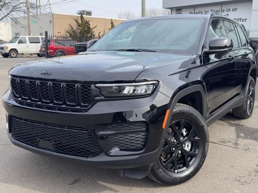 Diamond Black 2025 Jeep Grand Cherokee Laredo