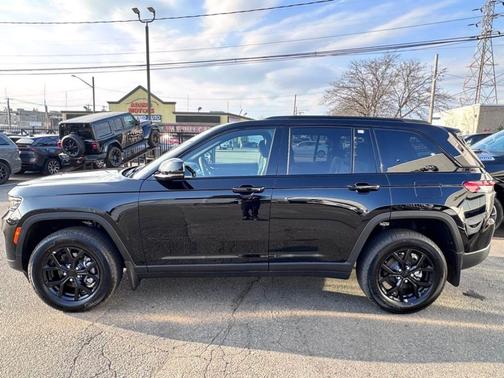Diamond Black 2025 Jeep Grand Cherokee Laredo