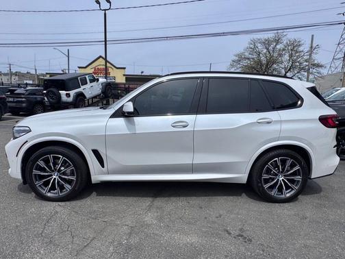 Mineral White Metallic 2023 BMW X5 xDrive40i