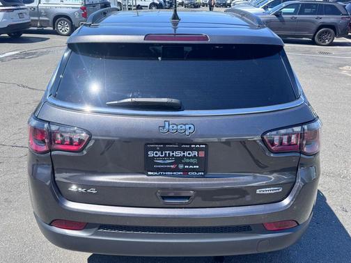 Granite Crystal Clearcoat Metallic 2023 Jeep Compass Latitude