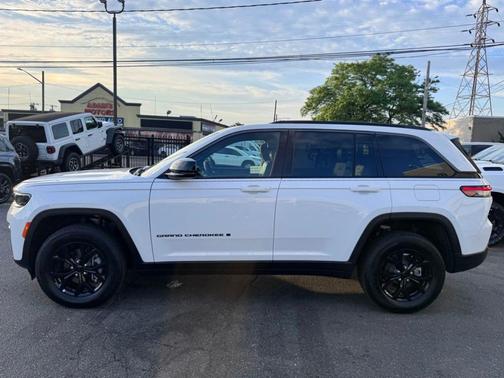Bright White Clearcoat 2026 Jeep Grand Cherokee Laredo