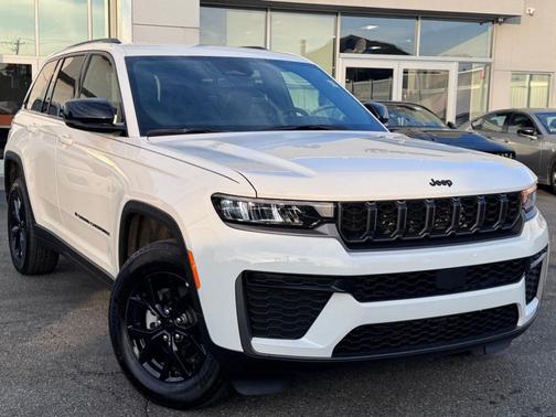 Bright White Clearcoat 2026 Jeep Grand Cherokee Laredo