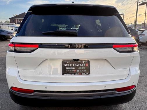 Bright White Clearcoat 2026 Jeep Grand Cherokee Laredo