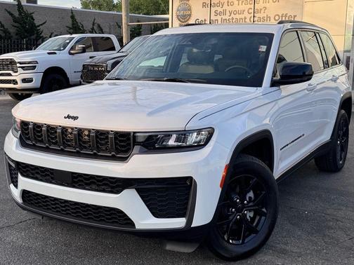 Bright White Clearcoat 2026 Jeep Grand Cherokee Laredo