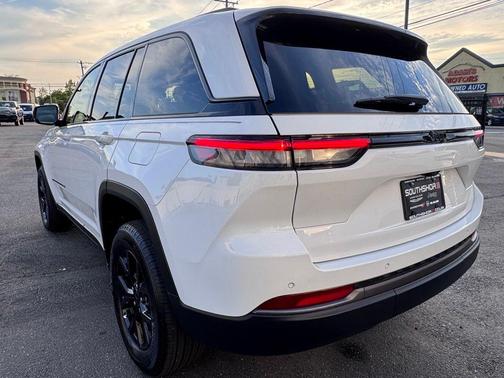 Bright White Clearcoat 2026 Jeep Grand Cherokee Laredo