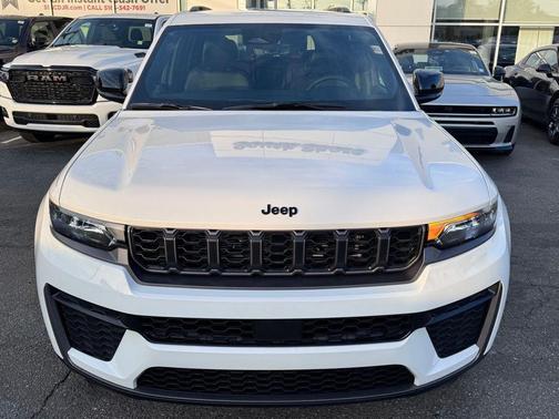 Bright White Clearcoat 2026 Jeep Grand Cherokee Laredo