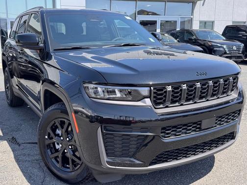 Diamond Black Crystal Pearlcoat 2026 Jeep Grand Cherokee Altitude 4x2