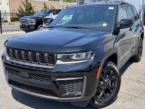 Diamond Black Crystal Pearlcoat 2026 Jeep Grand Cherokee Altitude 4x2
