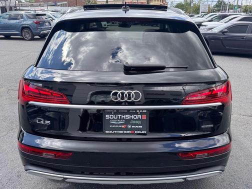 Mythos Black Metallic 2023 Audi Q5 40 Premium