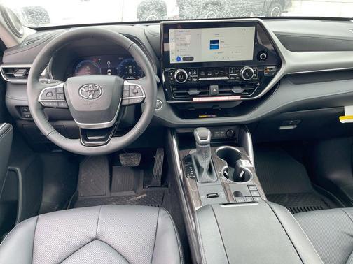 2026 Toyota Highlander Hybrid Platinum