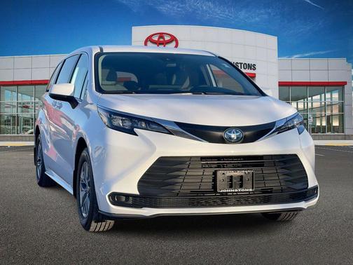 2025 Toyota Sienna LE