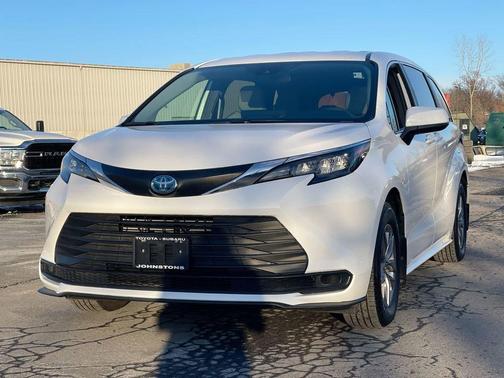 2025 Toyota Sienna LE