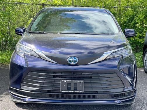 2025 Toyota Sienna LE