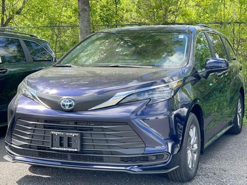 2025 Toyota Sienna LE