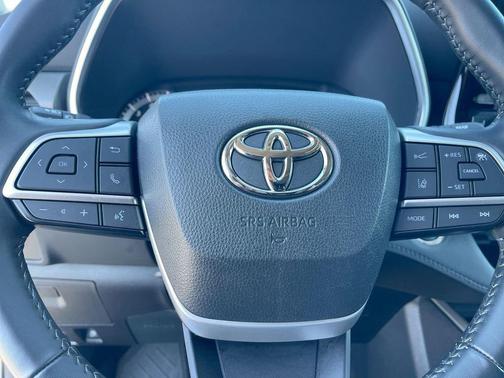 Midnight Black Metallic 2023 Toyota Highlander XLE