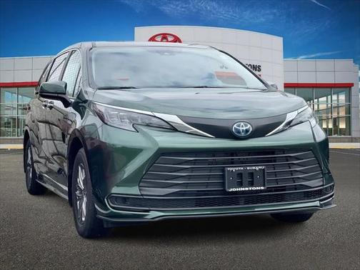 2025 Toyota Sienna LE
