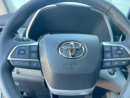 Wind Chill Pearl 2026 Toyota Highlander Hybrid XLE