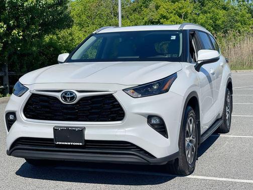 Wind Chill Pearl 2026 Toyota Highlander Hybrid XLE