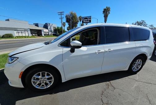 Bright White Clearcoat 2023 Chrysler Pacifica Touring L