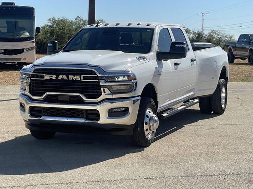 2025 RAM 3500 Tradesman Crew Cab 4x4 8' Box