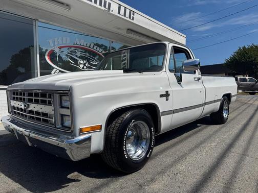 WHITE 1986 Chevrolet Pickup Truck Base