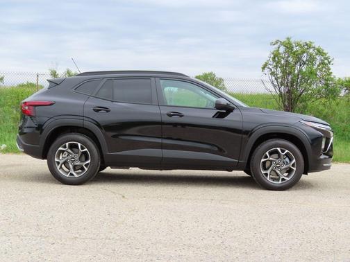 Mosaic Black Metallic 2026 Chevrolet Trax LT