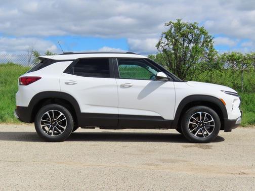 Summit White 2026 Chevrolet Trailblazer LT