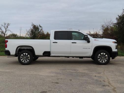 Summit White 2026 Chevrolet Silverado 2500 Custom