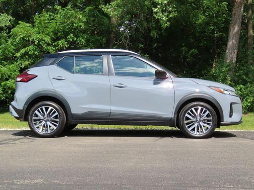 Boulder Gray Metallic 2024 Nissan Kicks SV