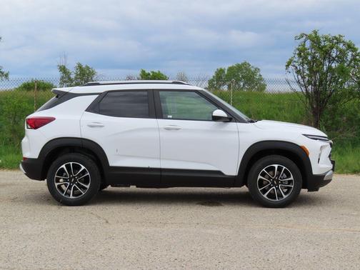 Summit White 2026 Chevrolet Trailblazer LT