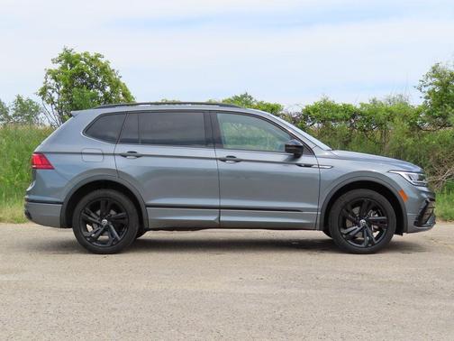 Platinum Gray Metallic 2024 Volkswagen Tiguan 2.0T SE R-Line Black