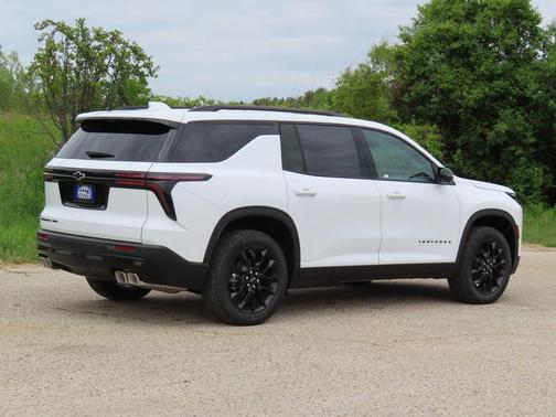 Summit White 2026 Chevrolet Traverse LT
