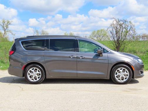 Granite Crystal Clearcoat Metallic 2019 Chrysler Pacifica Touring Plus