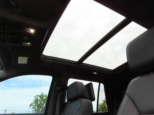 Iridescent Pearl Tricoat 2023 Chevrolet Tahoe RST