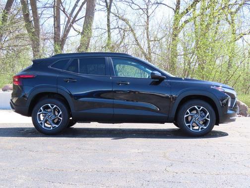Mosaic Black Metallic 2025 Chevrolet Trax LT