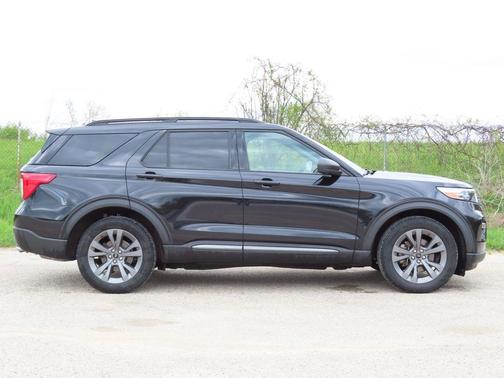 Black 2021 Ford Explorer XLT