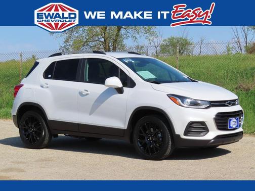 Iridescent Pearl Tricoat 2022 Chevrolet Trax LT