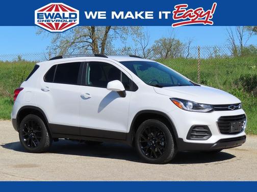 Iridescent Pearl Tricoat 2022 Chevrolet Trax LT