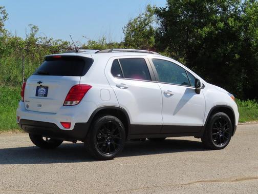 Iridescent Pearl Tricoat 2022 Chevrolet Trax LT