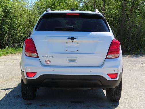 Iridescent Pearl Tricoat 2022 Chevrolet Trax LT