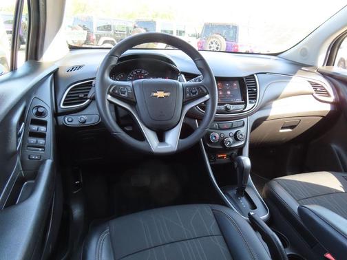 Iridescent Pearl Tricoat 2022 Chevrolet Trax LT