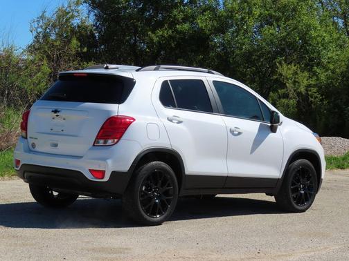 Iridescent Pearl Tricoat 2022 Chevrolet Trax LT