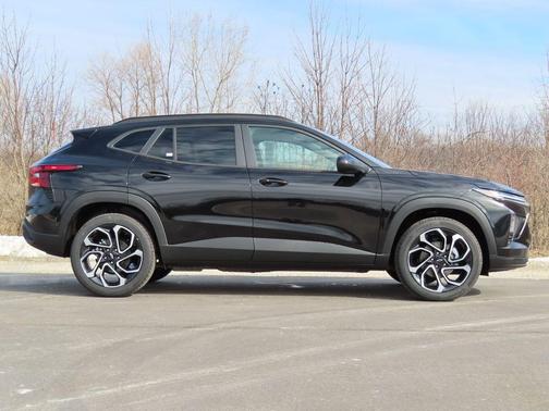 Mosaic Black Metallic 2026 Chevrolet Trax 2RS