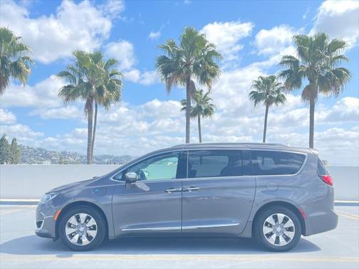 2018 Chrysler Pacifica Hybrid Limited