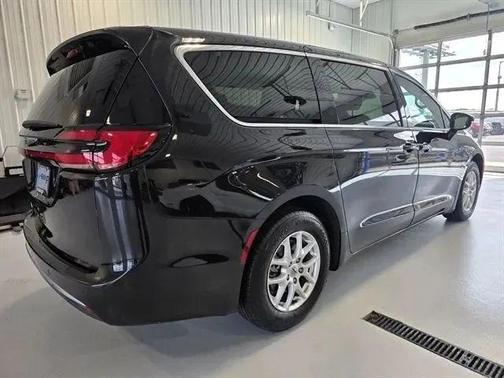 Brilliant Black Crystal Pearlcoat 2024 Chrysler Pacifica Touring L
