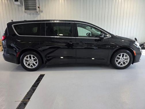 Brilliant Black Crystal Pearlcoat 2024 Chrysler Pacifica Touring L