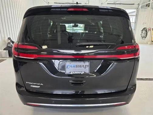 Brilliant Black Crystal Pearlcoat 2024 Chrysler Pacifica Touring L