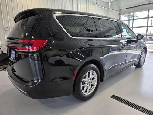 Brilliant Black Crystal Pearlcoat 2024 Chrysler Pacifica Touring L