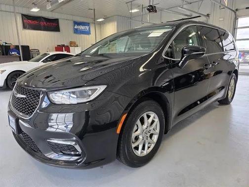 Brilliant Black Crystal Pearlcoat 2024 Chrysler Pacifica Touring L