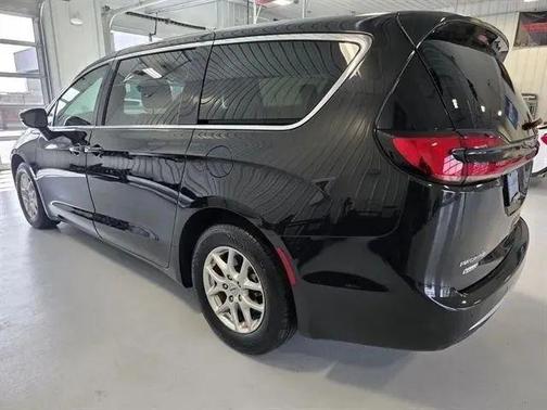 Brilliant Black Crystal Pearlcoat 2024 Chrysler Pacifica Touring L